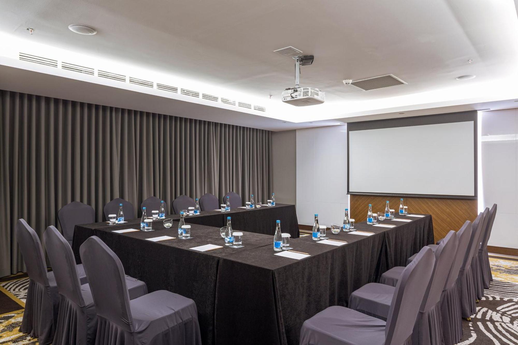Sheraton Biszkek Zewnętrze zdjęcie